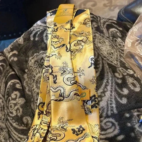 Tie‎ - Picture 1 of 2